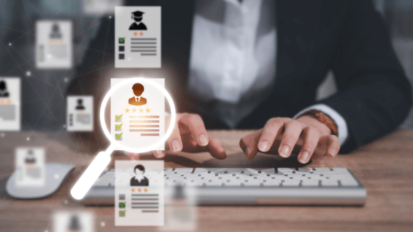 キーボードを操作しながら人材情報を選定する様子のイメージ