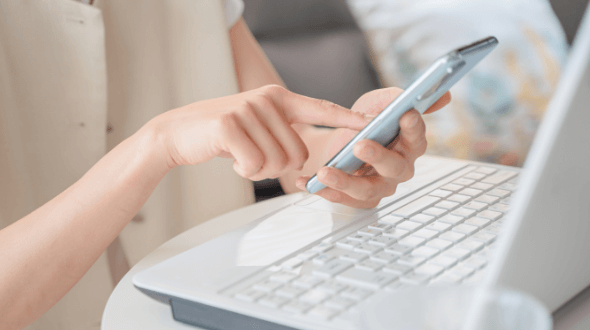 パソコンを操作する女性の手元