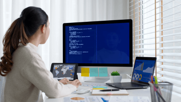 パソコンでコーディング学習をする女性