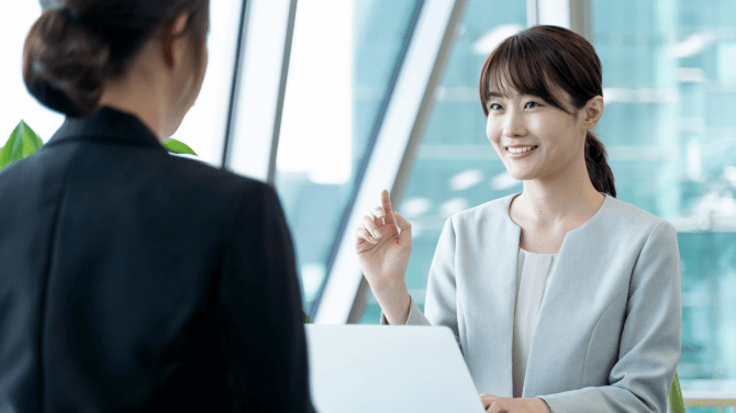 企業担当者と女性スタッフの面談の様子